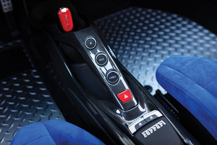 Детали интерьера Ferrari 488 GTB The Le Mans (229458) 2018 года  (фото 19 из 32)